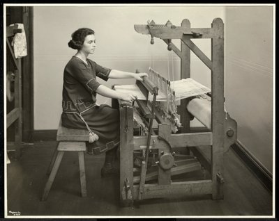 Donna cieca che lavora a un telaio presso la New York Association for the Blind, 111 East 59th Street, New York, 1926 da Byron Company